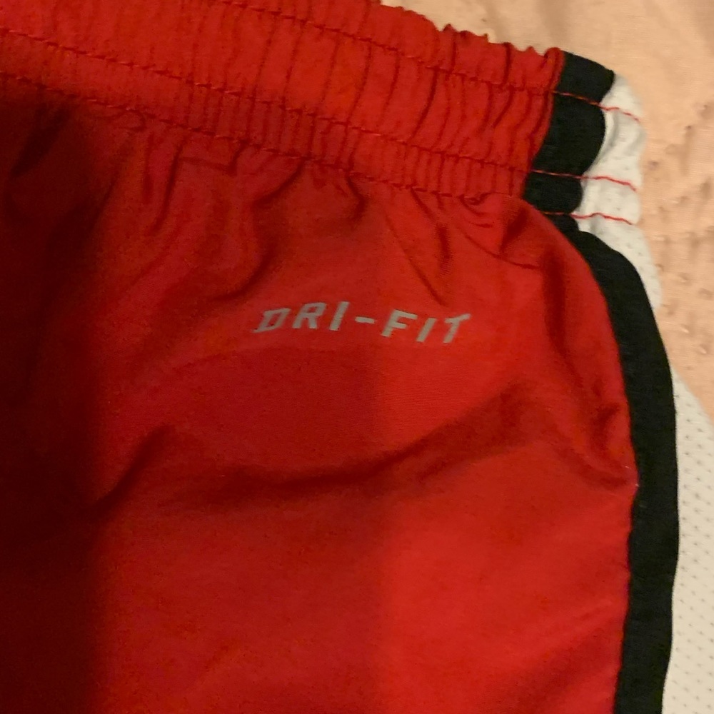 Red Nike tempos - Picture 5 of 7